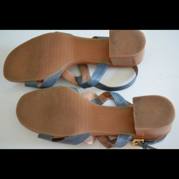 Tahari sandals - Picture 3 of 4